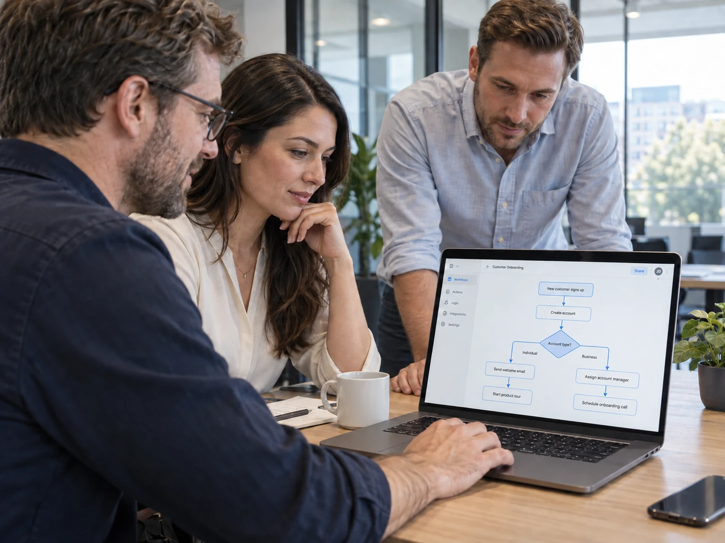 Personas revisando un diagrama de automatización en una computadora